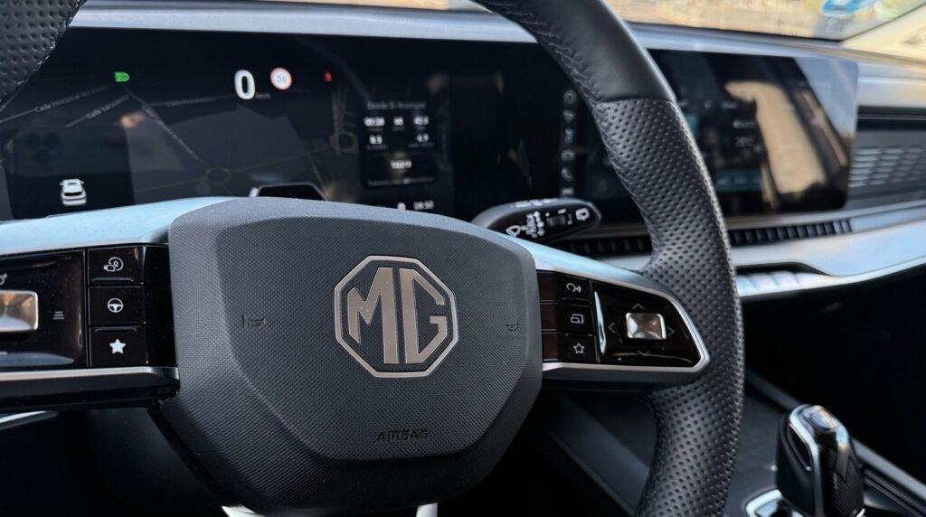 Volante y cuadro de instrumentos digital del SUV de MG