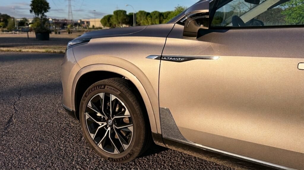 Llanta y detalle de la aleta delantera del SUV de MG