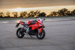 BMW F 450 RR roja vista de tres cuartos sobre el asfalto