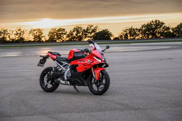 BMW F 450 RR roja vista de tres cuartos sobre el asfalto
