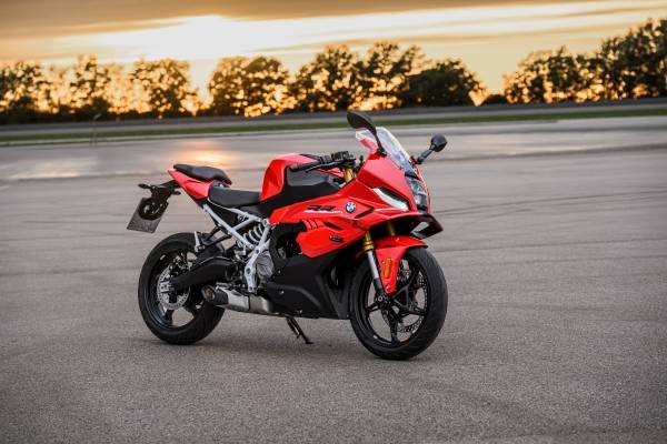 BMW F 450 RR en una de las imágenes oficiales de su presentación