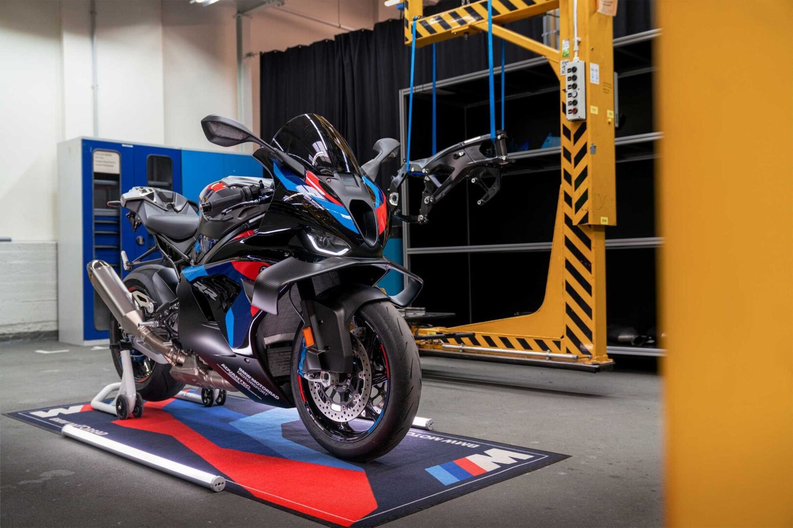 Fabricación del chasis M Motorsport de BMW Motorrad