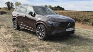 Volvo XC90 T8 Mulberry Red, vista delantera de tres cuartos durante la prueba