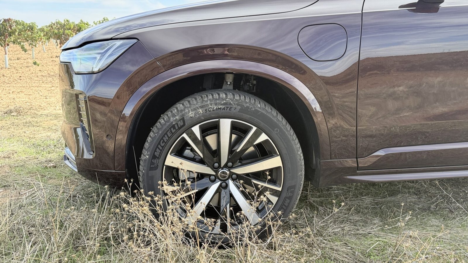 Llanta y toma de carga del Volvo XC90 T8