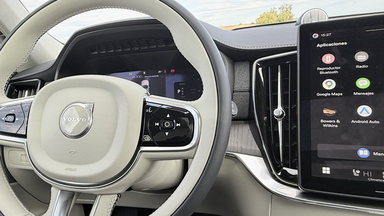 Volante, cuadro digital y pantalla central del Volvo XC90 T8 probado
