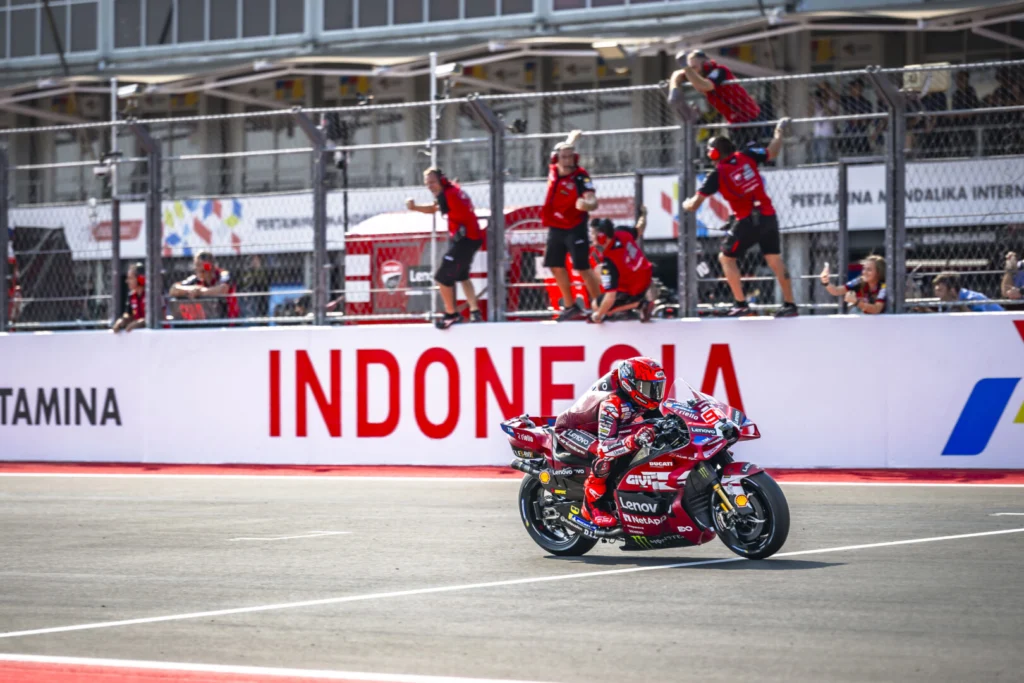 Marc Márquez cruza la meta en Mandalika con la Ducati