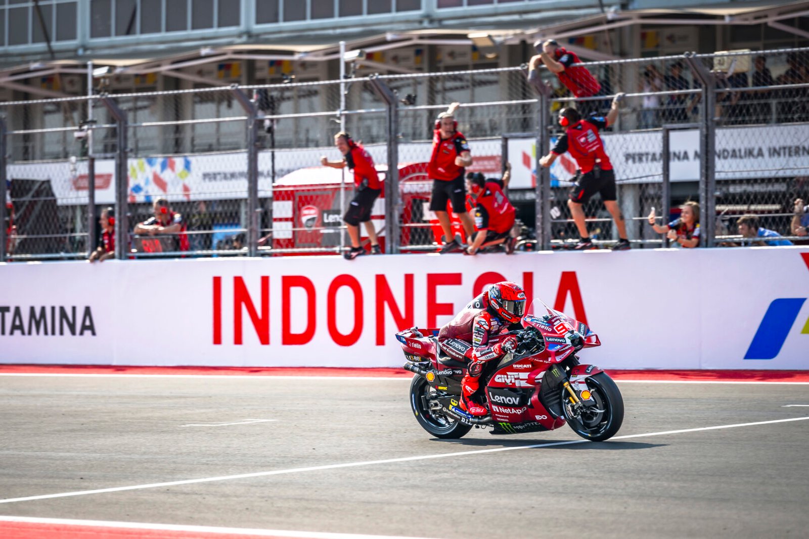 Marc Márquez cruza la meta en Mandalika con la Ducati