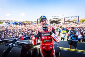Marc Márquez celebra en Mandalika con el mono del Ducati Lenovo Team