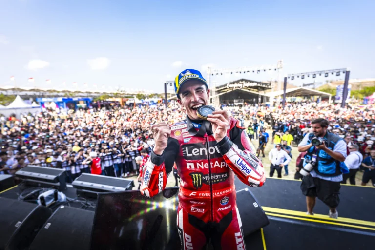 Marc Márquez celebra en Mandalika con el mono del Ducati Lenovo Team