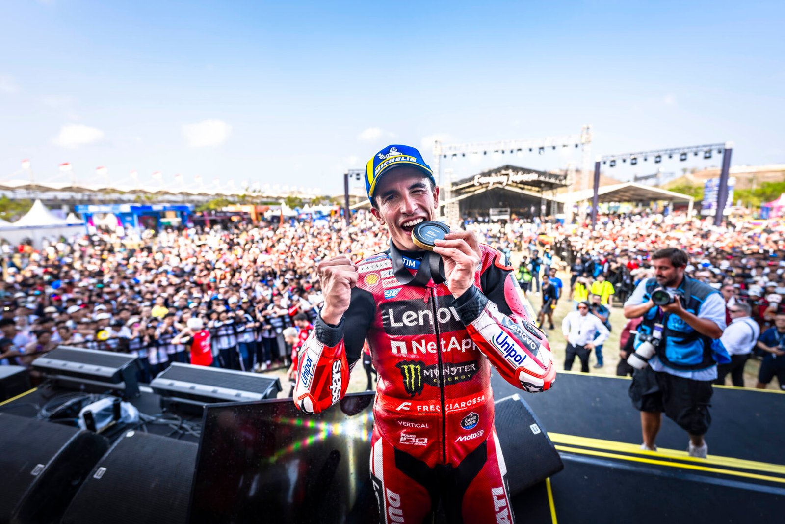 Marc Márquez, ganador del sprint de Phillip Island y nuevo líder de MotoGP, con el mono del Ducati Lenovo Team