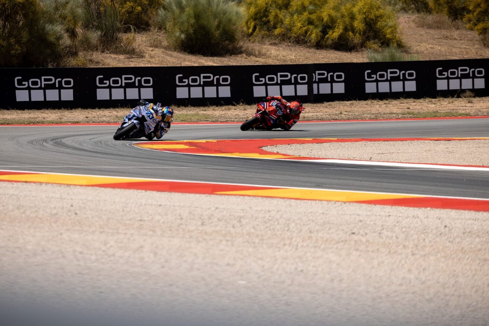 Álex Márquez, con la Ducati Gresini, por delante de su hermano Marc Márquez en una carrera de MotoGP