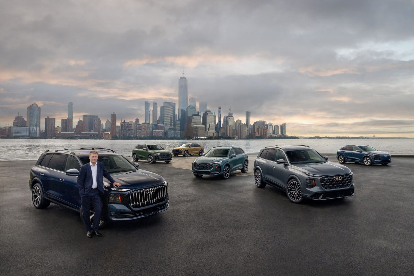 Gernot Döllner, director general de Audi, junto a los Audi Q9, Q5 y RS Q8 frente al skyline de Nueva York