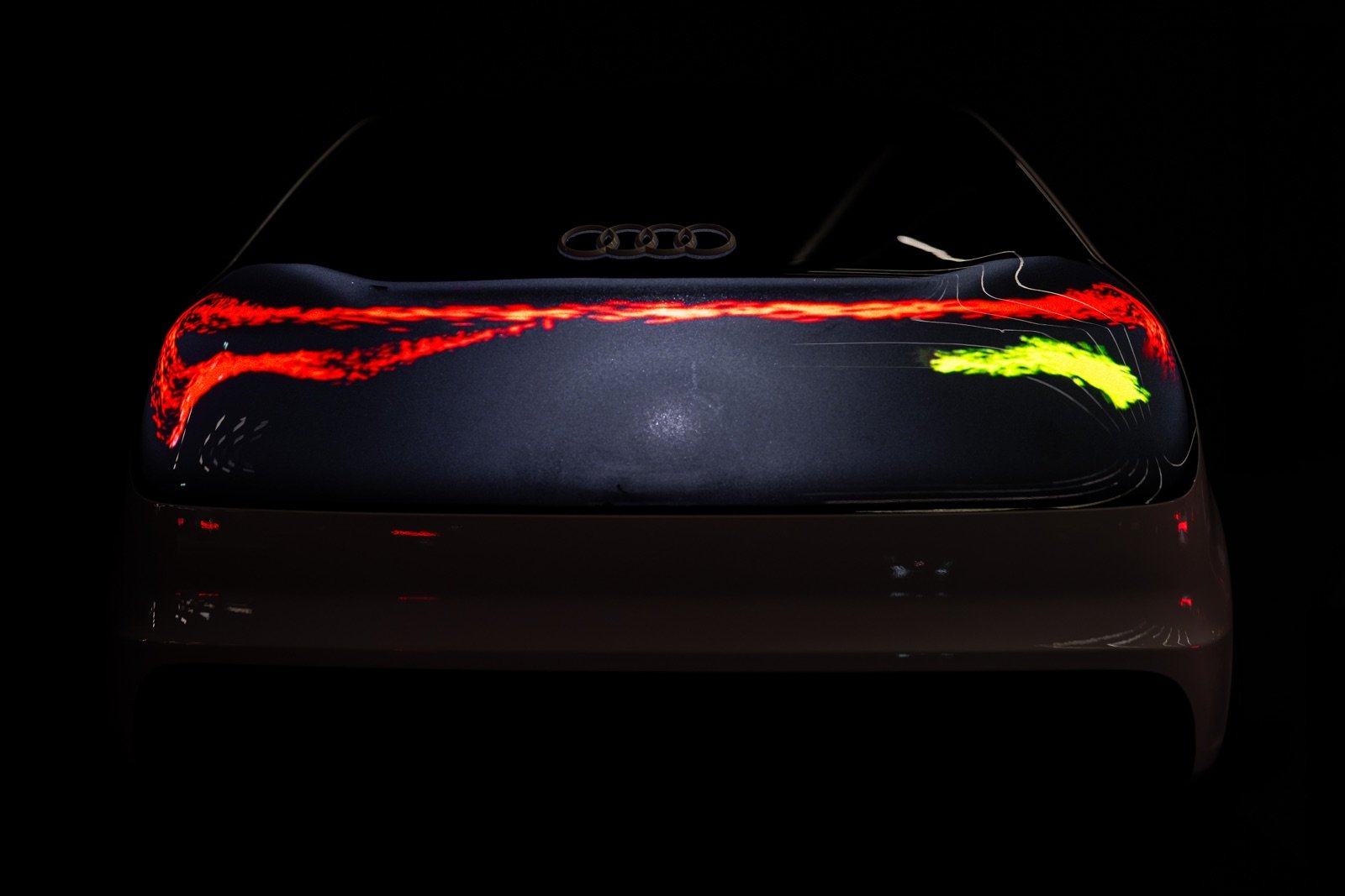 Zaga de un Audi con pilotos OLED digitales y el intermitente encendido