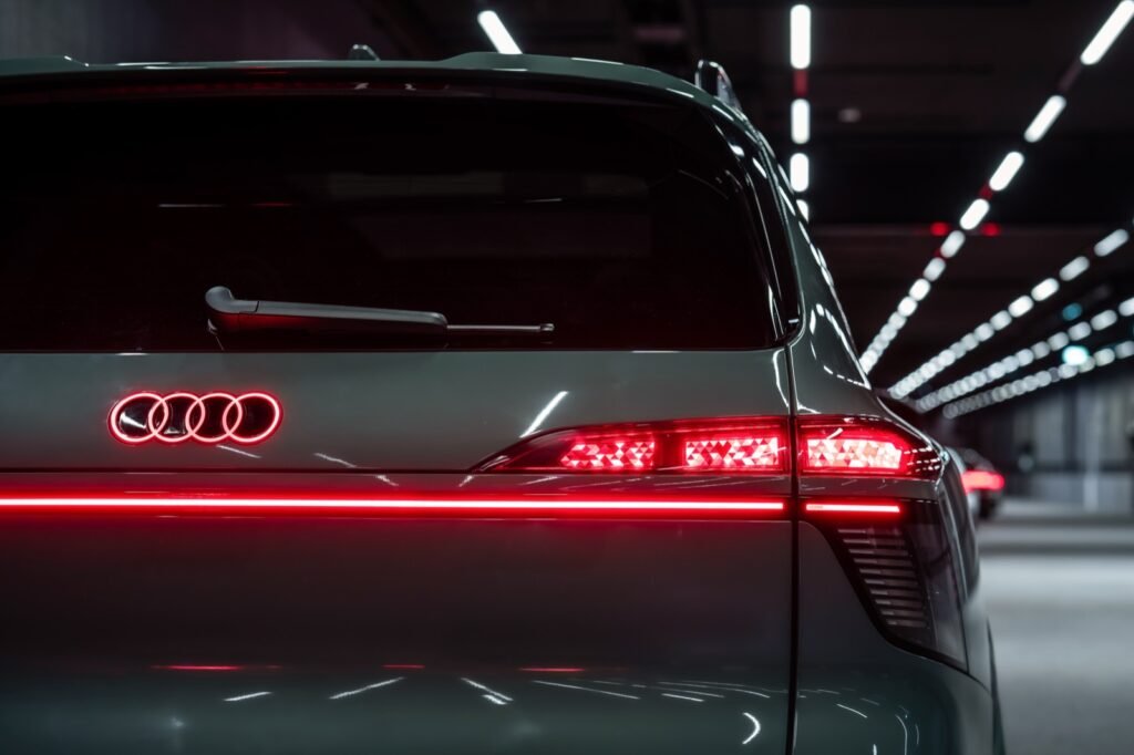 Grupo óptico trasero OLED digital de un Audi con la luz encendida