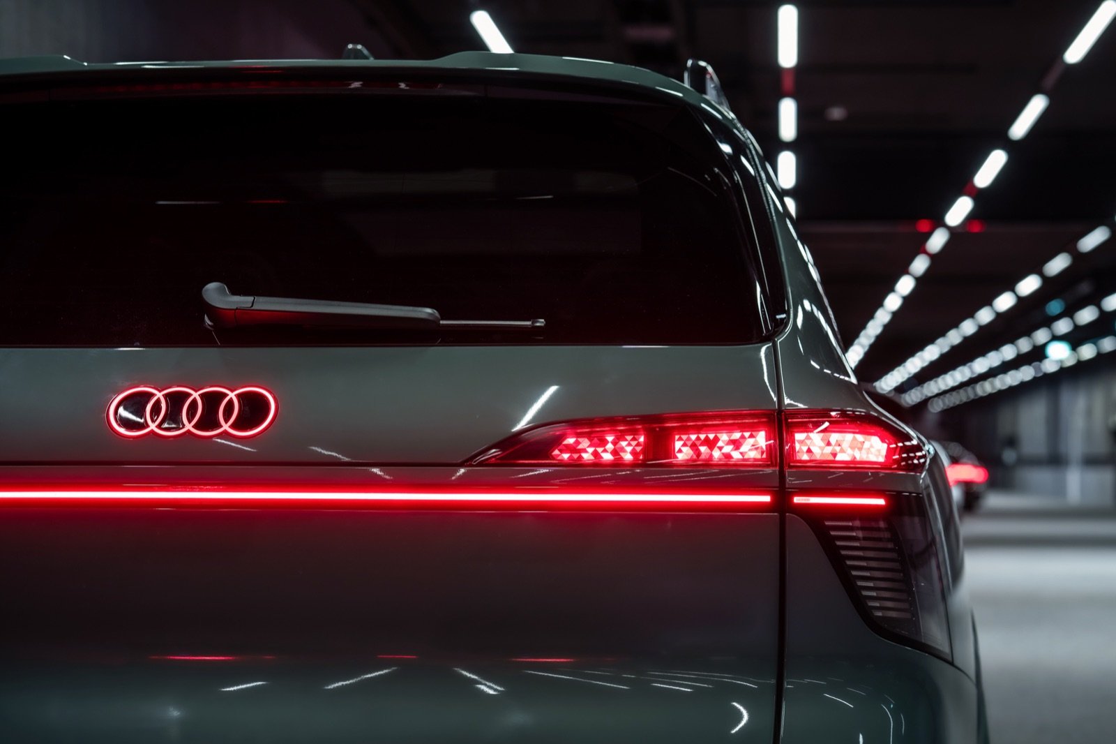 Grupo óptico trasero OLED digital de un Audi con la luz encendida