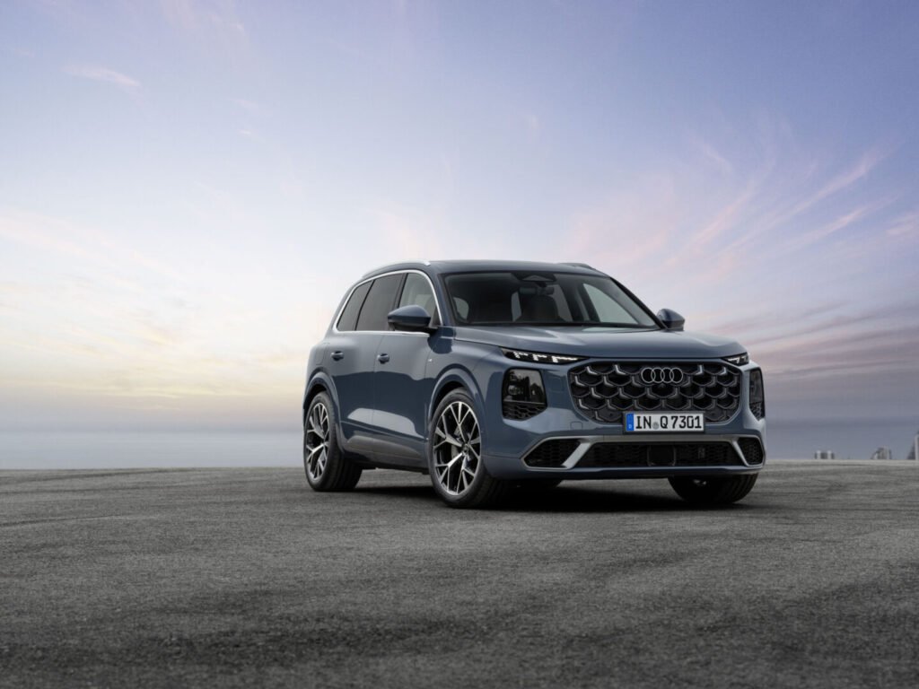 Audi Q7 2026 en azul Alopias, vista tres cuartos delantera, cinco estrellas Euro NCAP