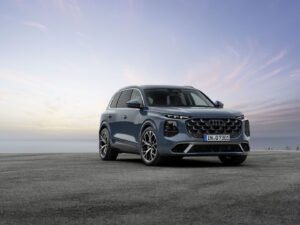 Audi Q7 2026 en azul Alopias, vista tres cuartos delantera, cinco estrellas Euro NCAP
