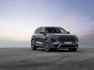 Audi Q7 2026 en azul Alopias, vista tres cuartos delantera, cinco estrellas Euro NCAP