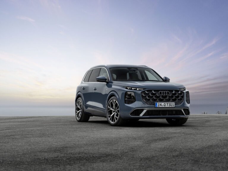 Audi Q7 2026 en azul Alopias, vista tres cuartos delantera, cinco estrellas Euro NCAP