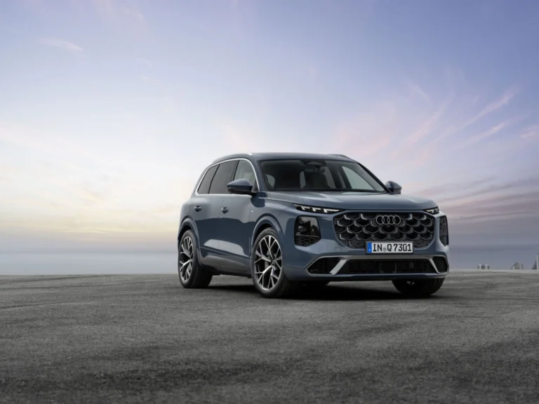 Audi Q7 2026 en azul Alopias, vista tres cuartos delantera, cinco estrellas Euro NCAP