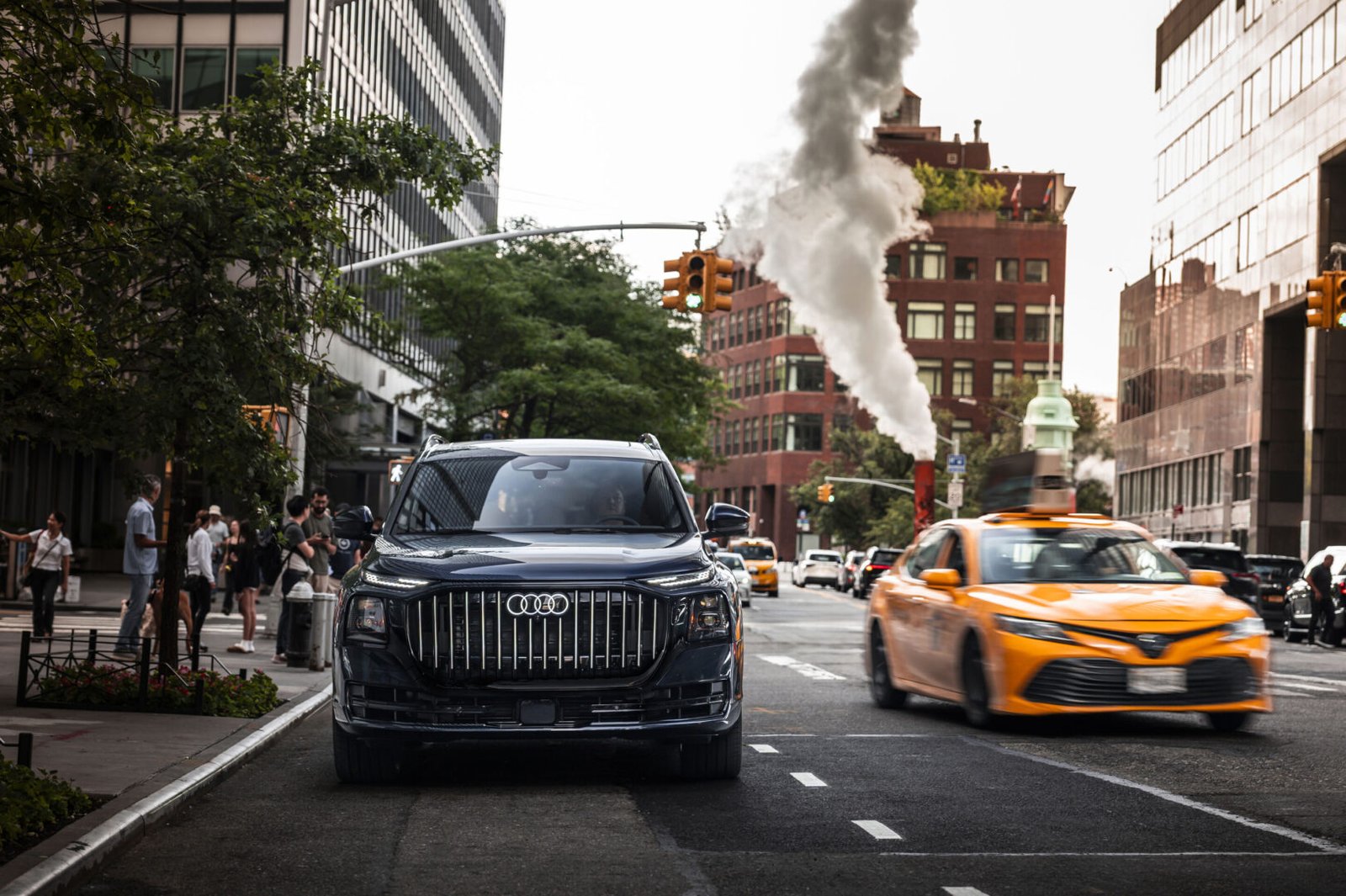 Audi Q9 en movimiento por las calles de Nueva York