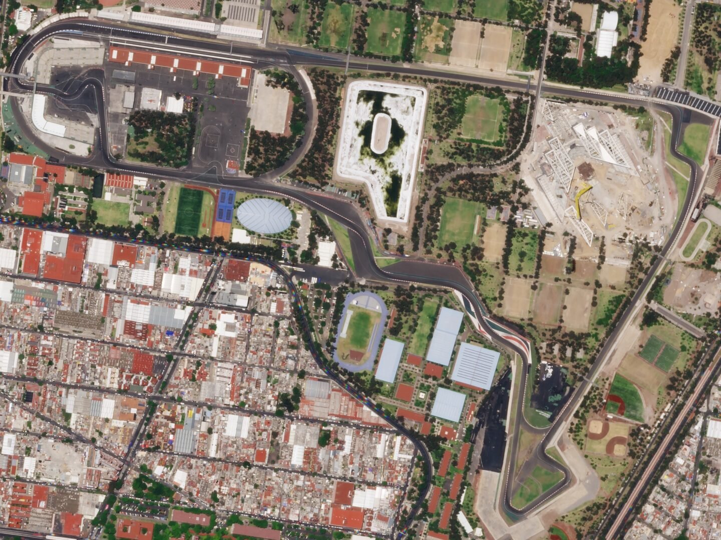 Vista por satélite del Autódromo Hermanos Rodríguez, en Ciudad de México, con el estadio Foro Sol