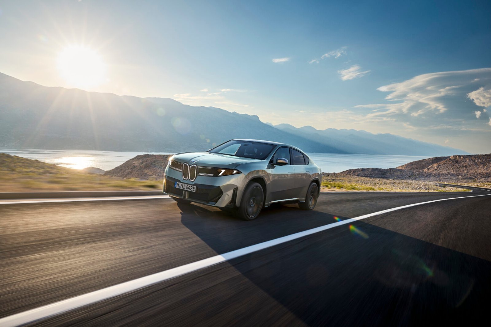 BMW iX4 50 xDrive eléctrico en marcha