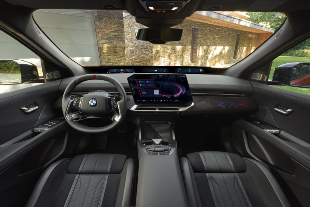 Interior del BMW iX4 M60 xDrive con Panoramic iDrive