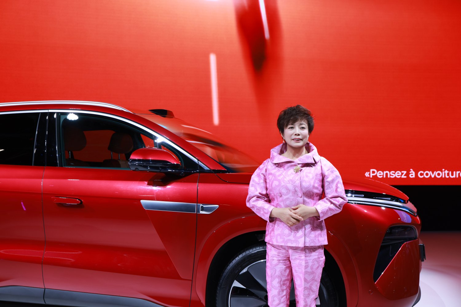Stella Li presenta el BYD Atto 8 en el Salón de París