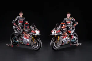 Nicolò Bulega e Iker Lecuona posan con sus Ducati Panigale V4 R con decoración plateada