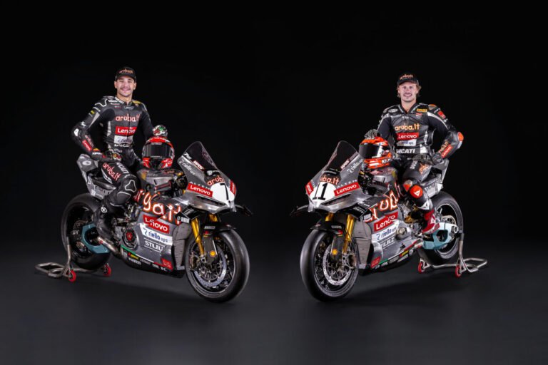 Nicolò Bulega e Iker Lecuona posan con sus Ducati Panigale V4 R con decoración plateada