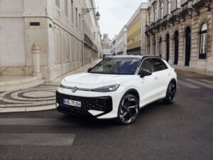 Faros LED encendidos de un coche, clave para conducir seguro tras el cambio de hora