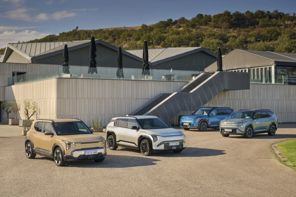 Varios coches eléctricos aparcados en fila