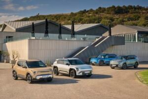 Varios coches eléctricos aparcados en fila