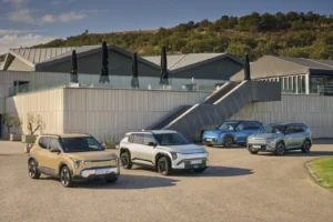 Varios coches eléctricos aparcados en fila