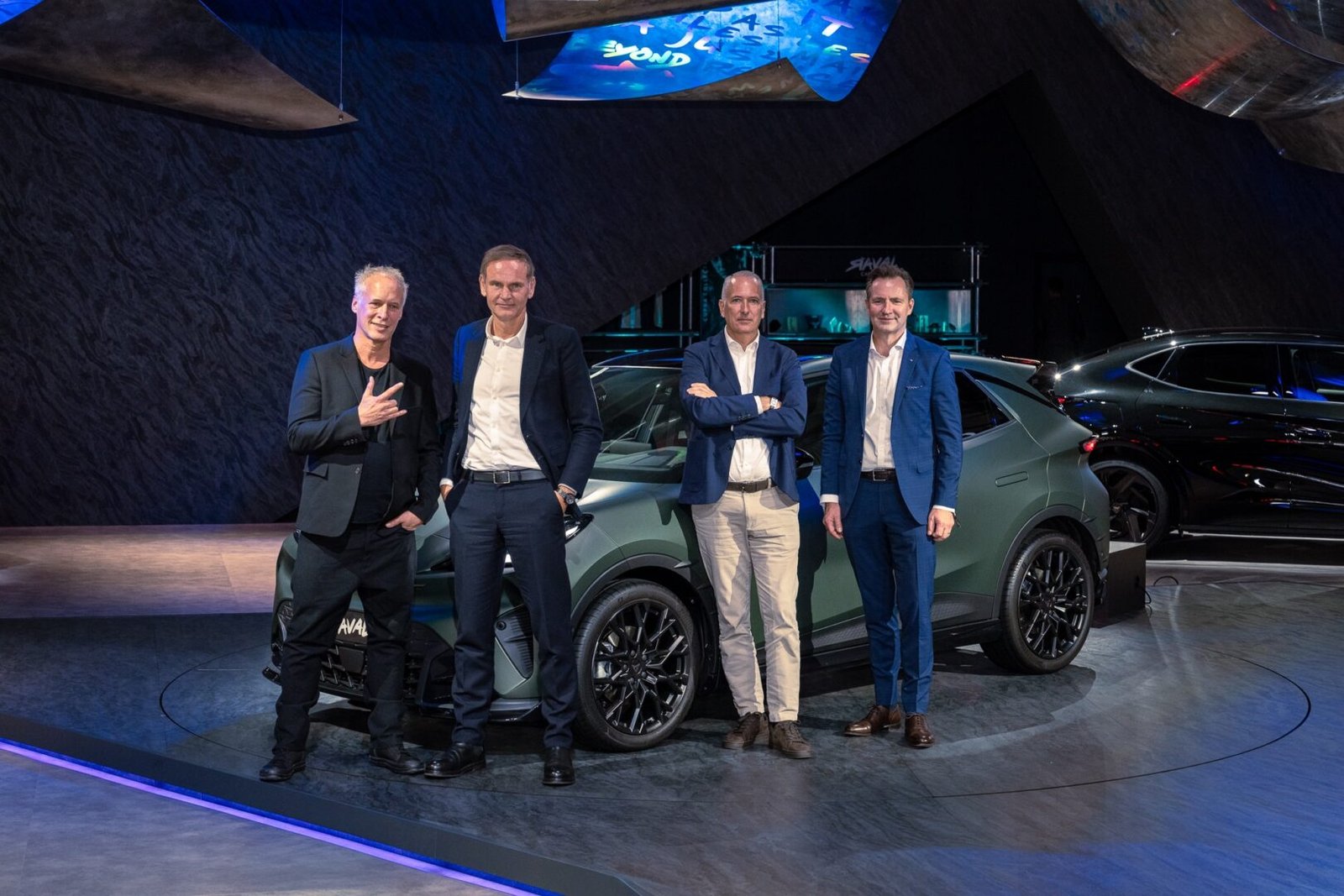 Responsables de CUPRA y ABT junto al CUPRA Raval by ABT en el Salón de París