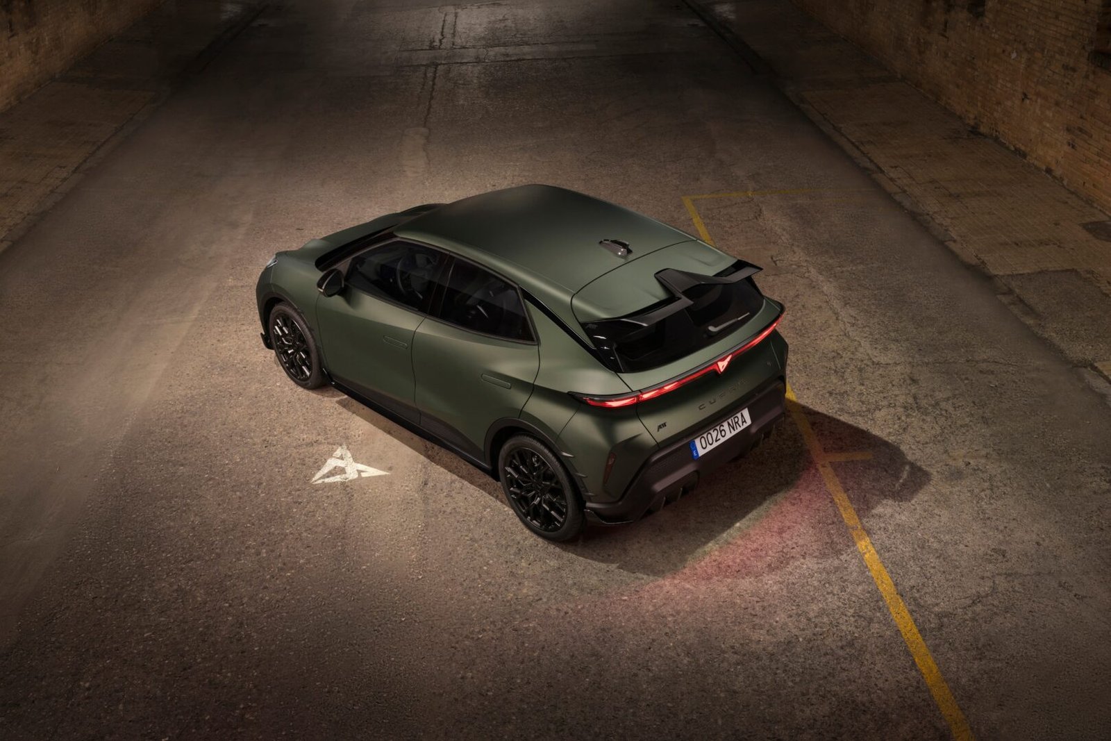 Vista superior del CUPRA Raval VZ CUSTOM CUPRA by ABT con el alerón de techo y las llantas negras mate