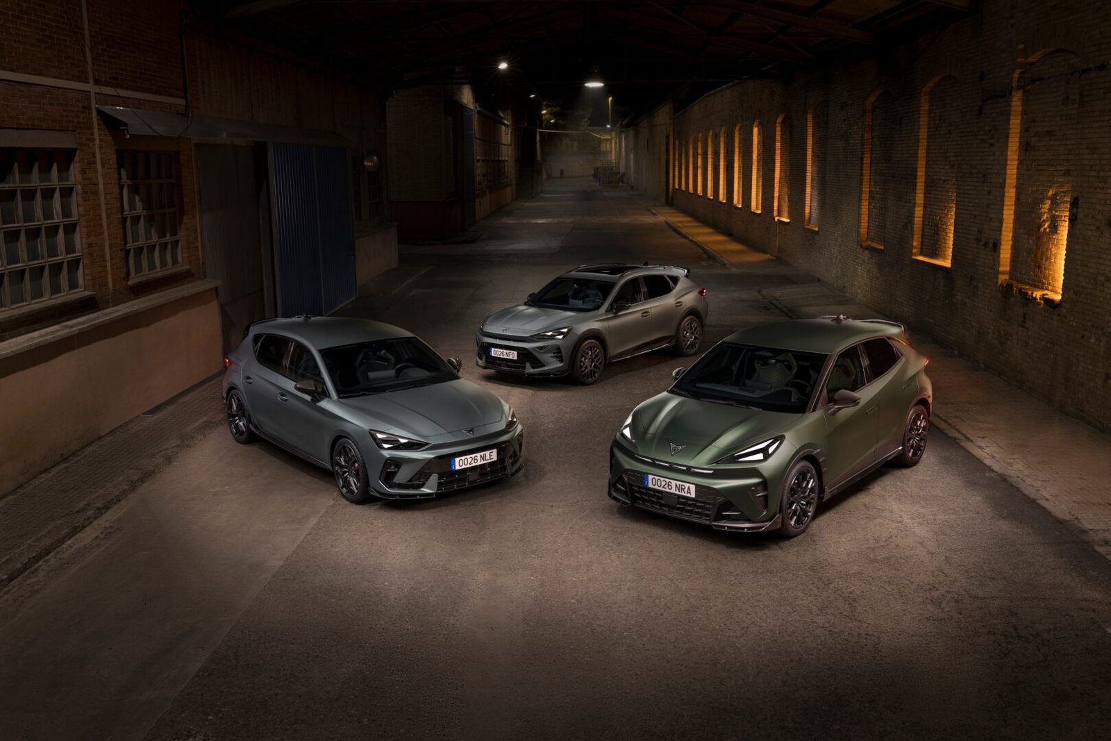 Tres unidades del CUPRA Raval aparcadas en una nave, una de ellas la versión by ABT en verde mate