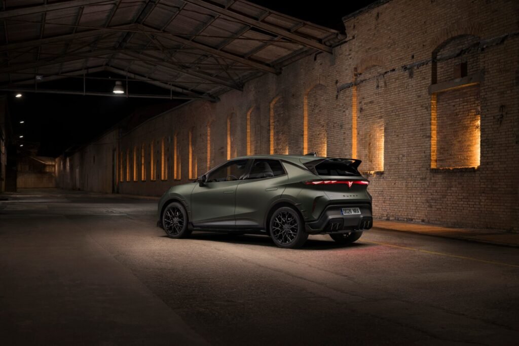CUPRA Raval VZ CUSTOM CUPRA by ABT en verde mate con alerón de techo, en una nave industrial