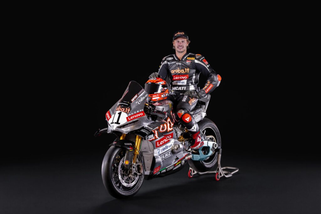 Piloto de Ducati con la Panigale V4 R y mono plateado