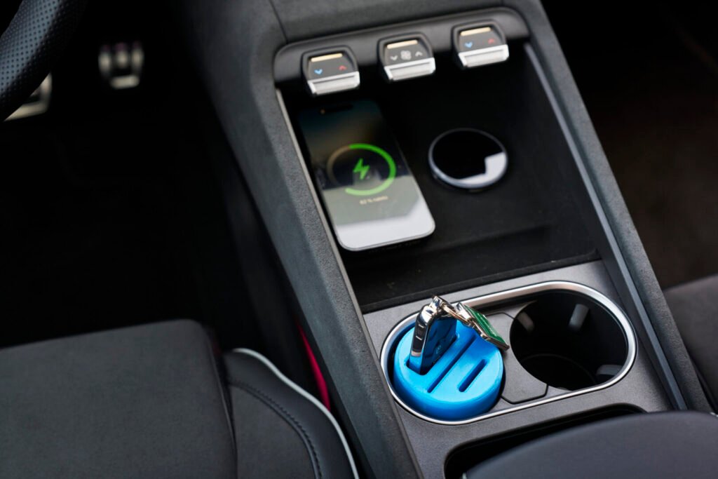 Portavasos y organizador impresos en 3D en la consola central de un Škoda