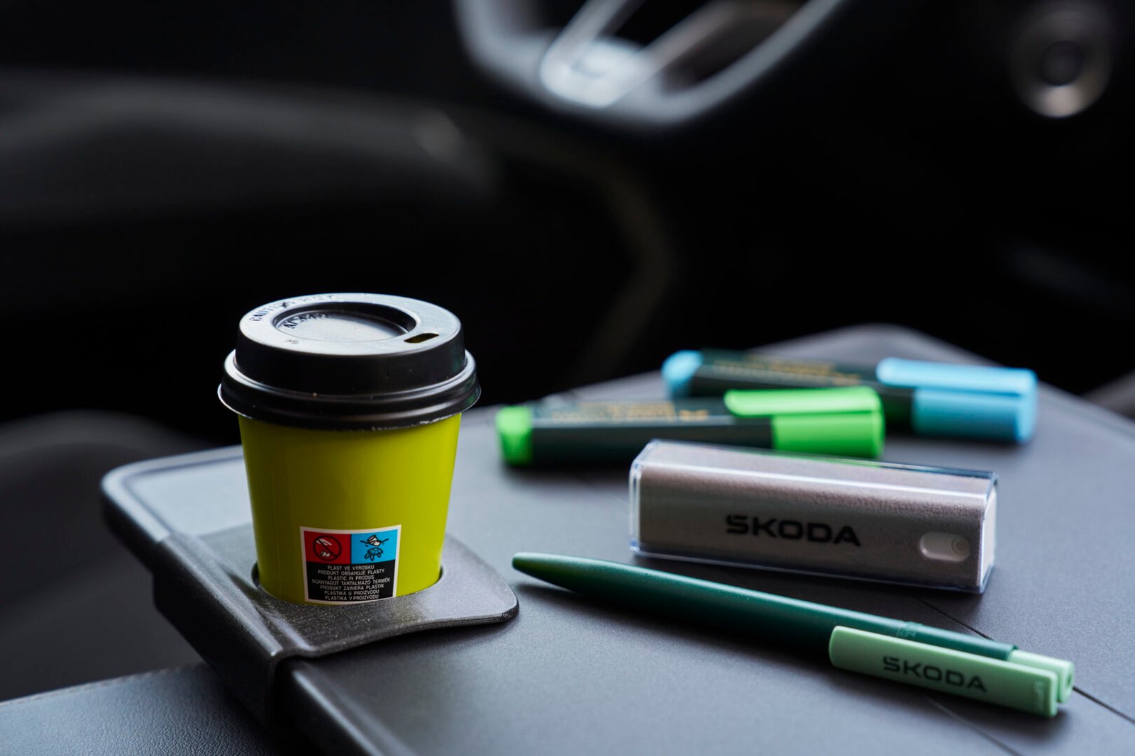 Vaso de café y objetos sobre una mesa con accesorios impresos en 3D