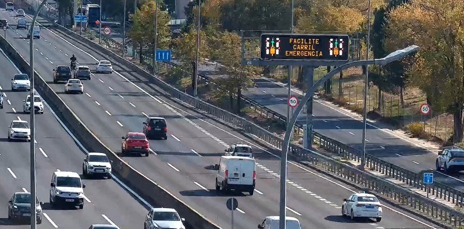Panel de la DGT pide facilitar el carril de emergencias en la operación Todos los Santos