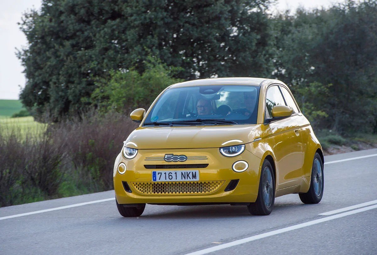 Fiat 500 Hybrid en color dorado circulando por carretera