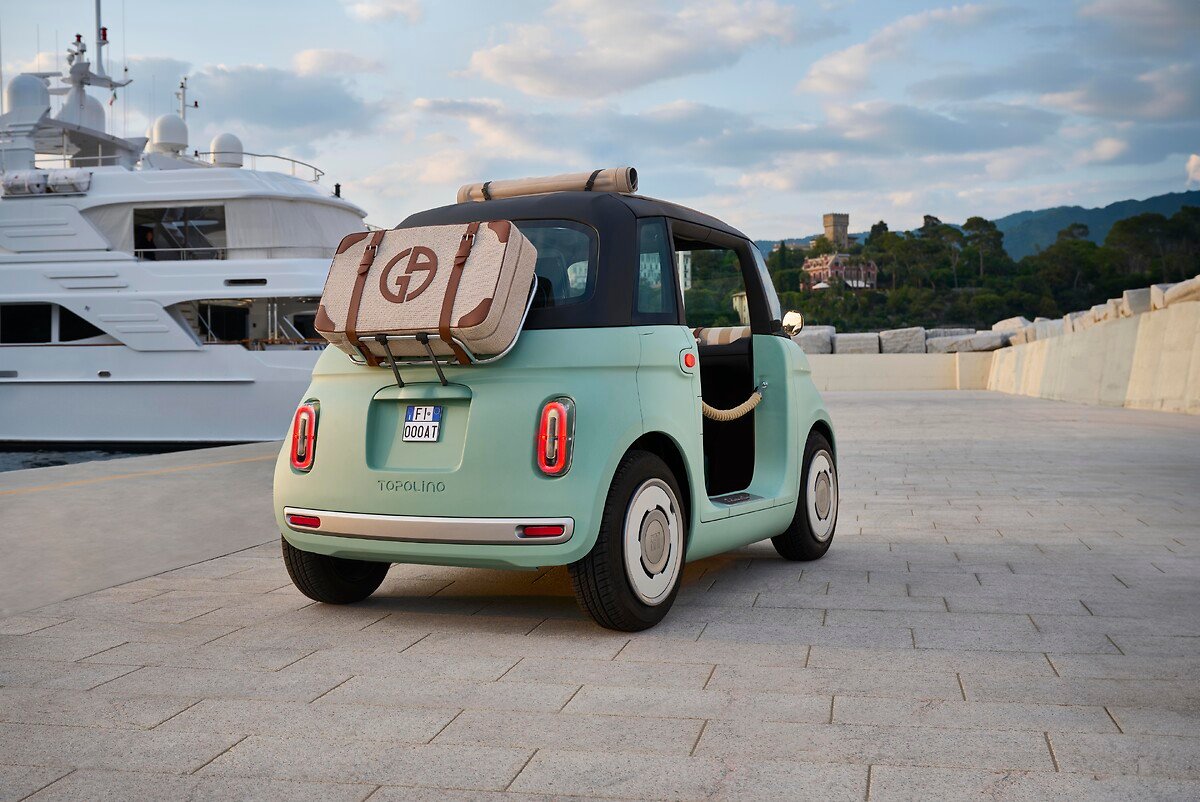 Trasera del Fiat Topolino con una maleta en el portaequipajes