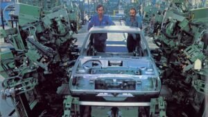 Trabajadores de Ford Almussafes junto a una carrocería en la línea de montaje