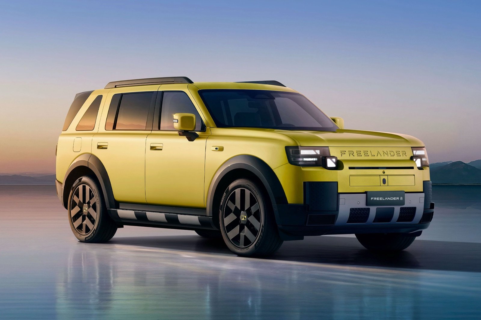 FREELANDER 8 amarillo visto de frente en estudio