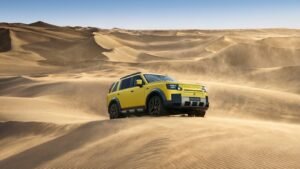 FREELANDER 8 amarillo circulando por dunas de arena