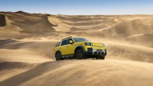 FREELANDER 8 amarillo circulando por dunas de arena