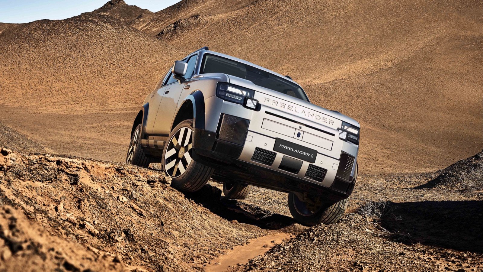 FREELANDER 8 superando una pendiente de tierra
